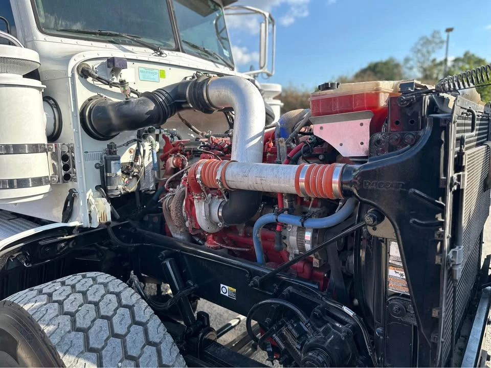 2011 Peterbilt - Image 17 of 18