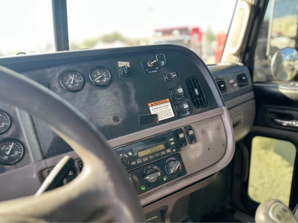 2011 Peterbilt - Image 15 of 18