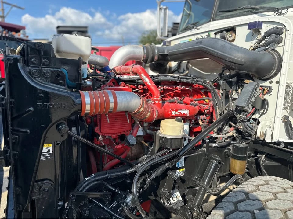 2011 Peterbilt - Image 16 of 18