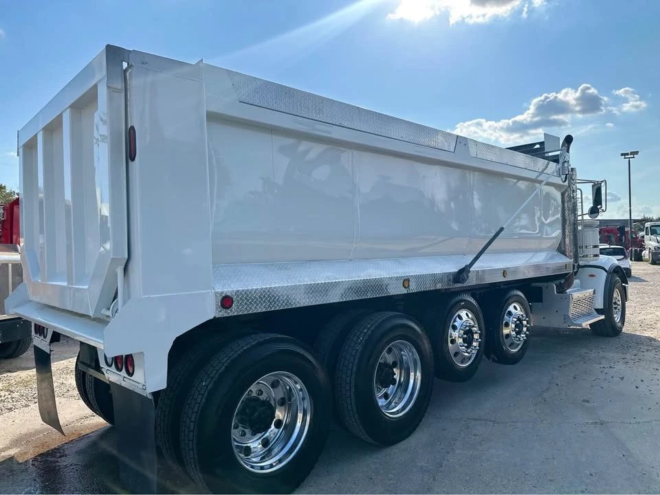 2011 Peterbilt - Image 8 of 18