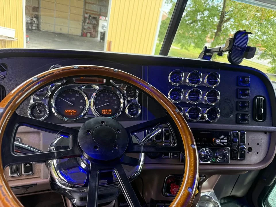 2011 Peterbilt - Image 9 of 11