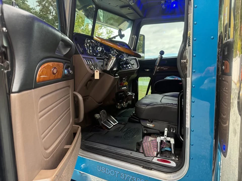 2011 Peterbilt - Image 10 of 11