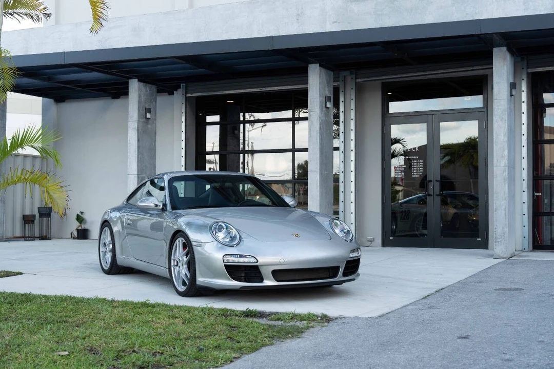 2011 Porsche - Image 2 of 31