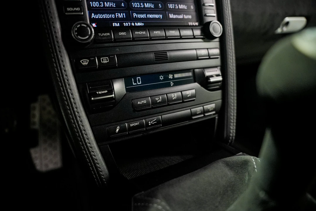 2011 Porsche 911 - Image 18 of 31