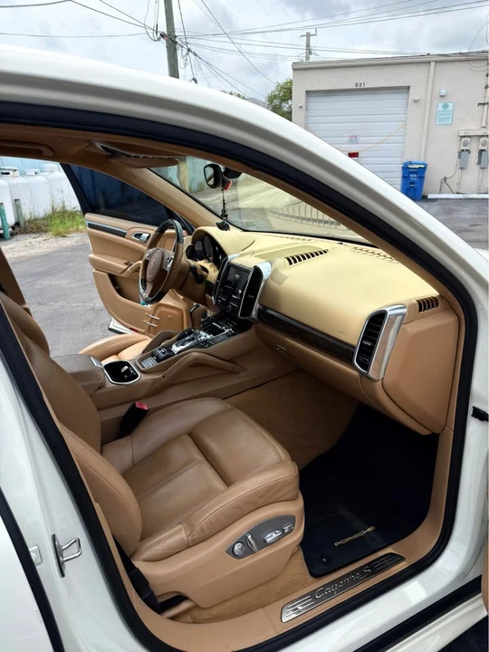2011 Porsche 958 Cayenne S - Image 14 of 18