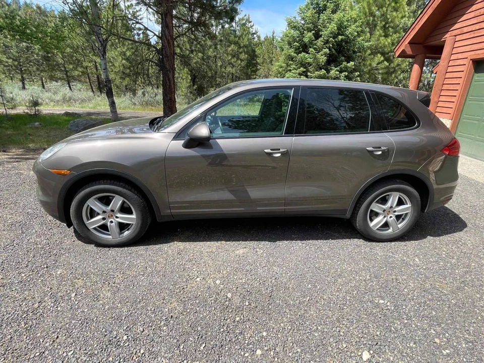 2011 Porsche 958 Cayenne - Image 2 of 12