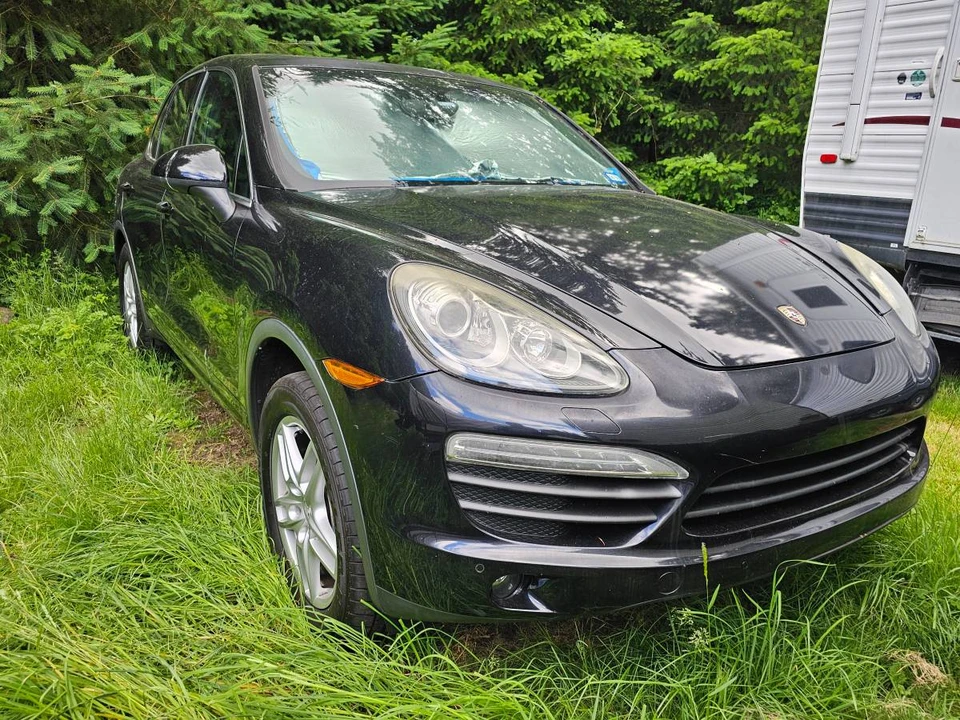 2011 Porsche 958 Cayenne S - Image 2 of 10