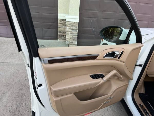 2011 Porsche 958 Cayenne S - Image 15 of 17