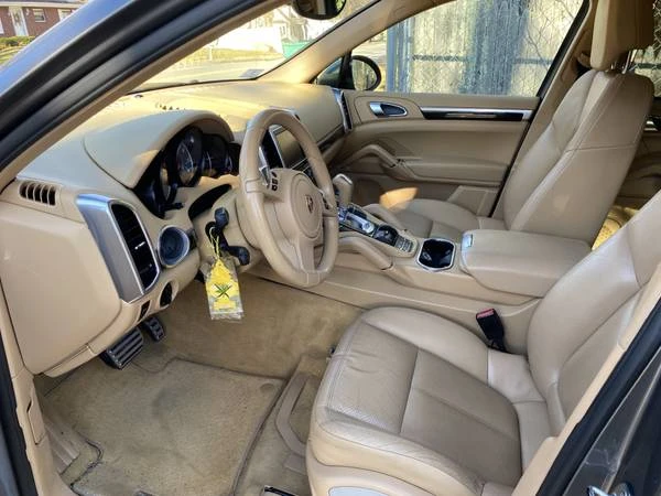 2011 Porsche 958 Cayenne S - Image 14 of 16