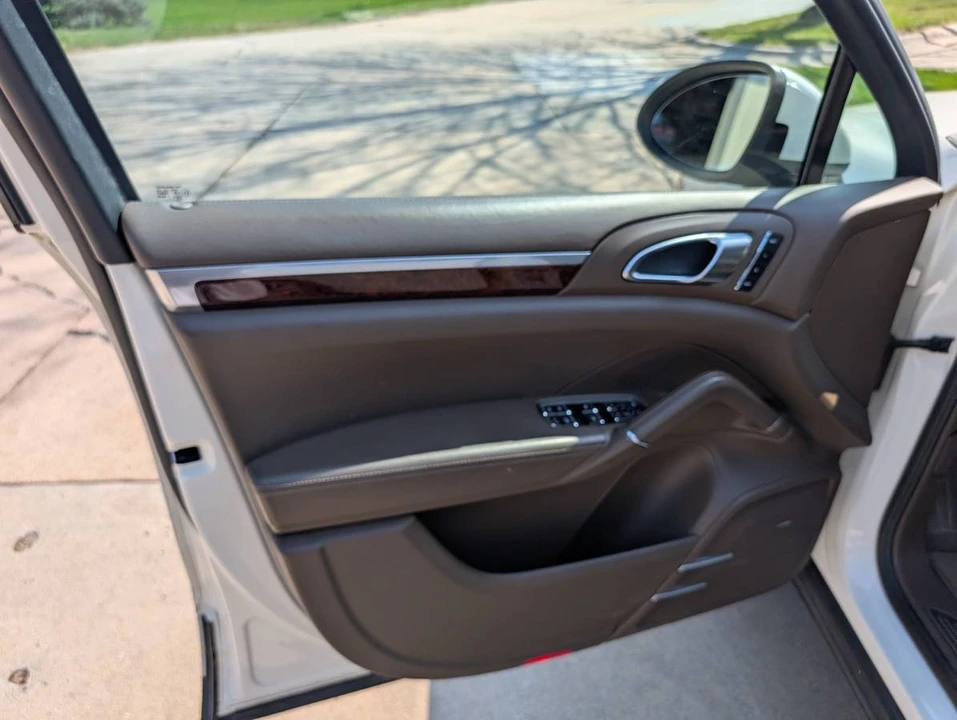 2011 Porsche 958 Cayenne S - Image 15 of 16