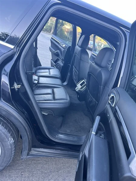 2011 Porsche 958 Cayenne S - Image 10 of 17