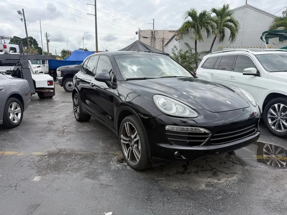 2011 Porsche 958 Cayenne S - Image 2 of 9