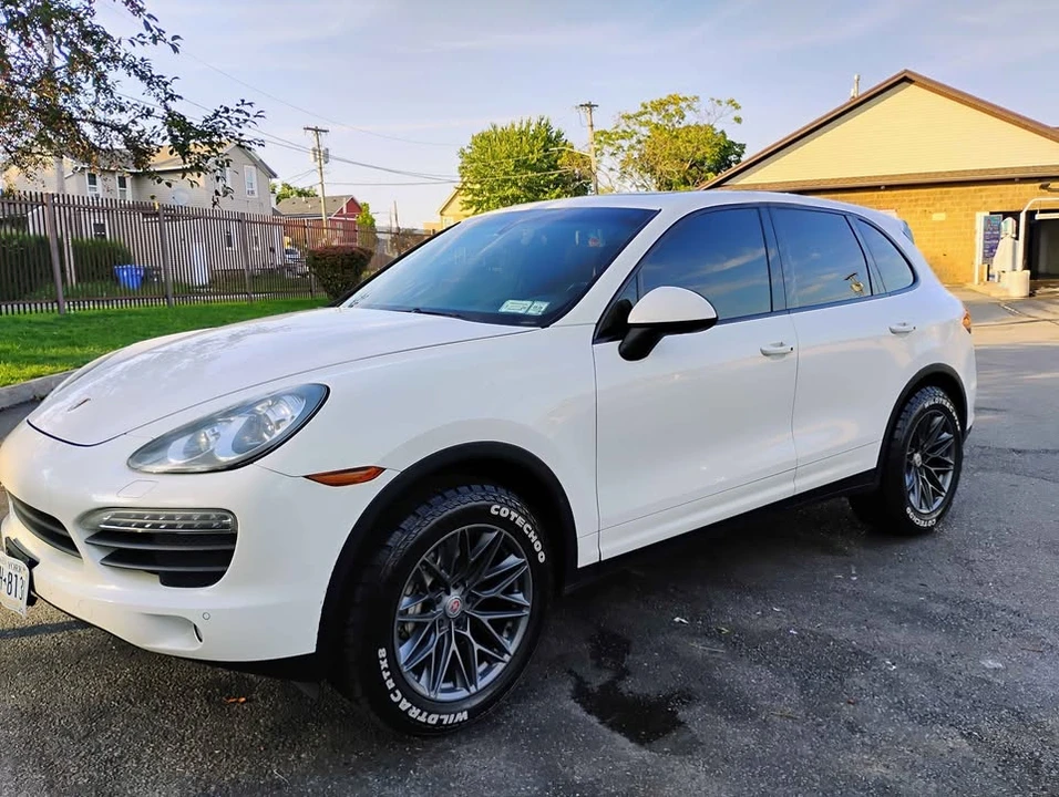 2011 Porsche 958 Cayenne S - Image 2 of 13