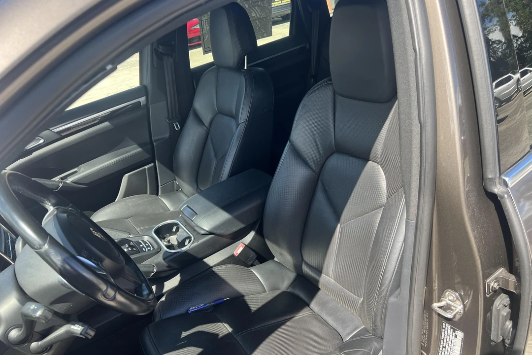 2011 Porsche 958 Cayenne S - Image 13 of 17