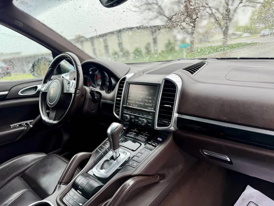 2011 Porsche 958 Cayenne S - Image 2 of 17