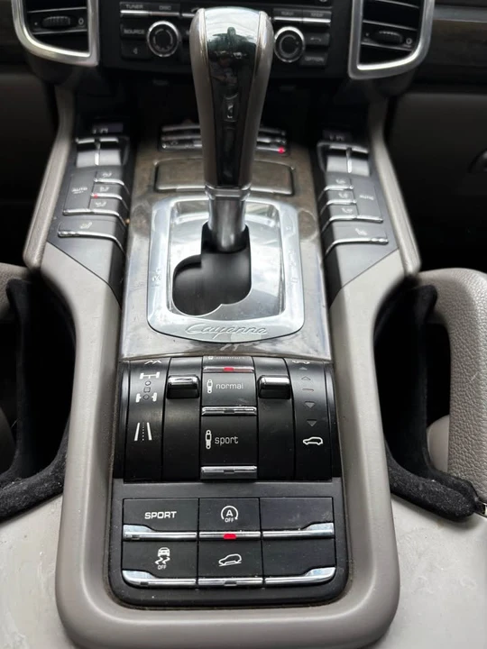 2011 Porsche 958 Cayenne S - Image 8 of 17