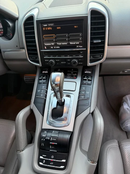 2011 Porsche 958 Cayenne S - Image 14 of 18