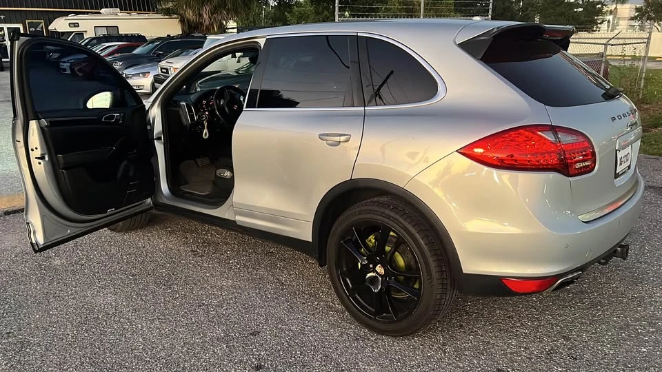 2011 Porsche 958 Cayenne S - Image 3 of 10