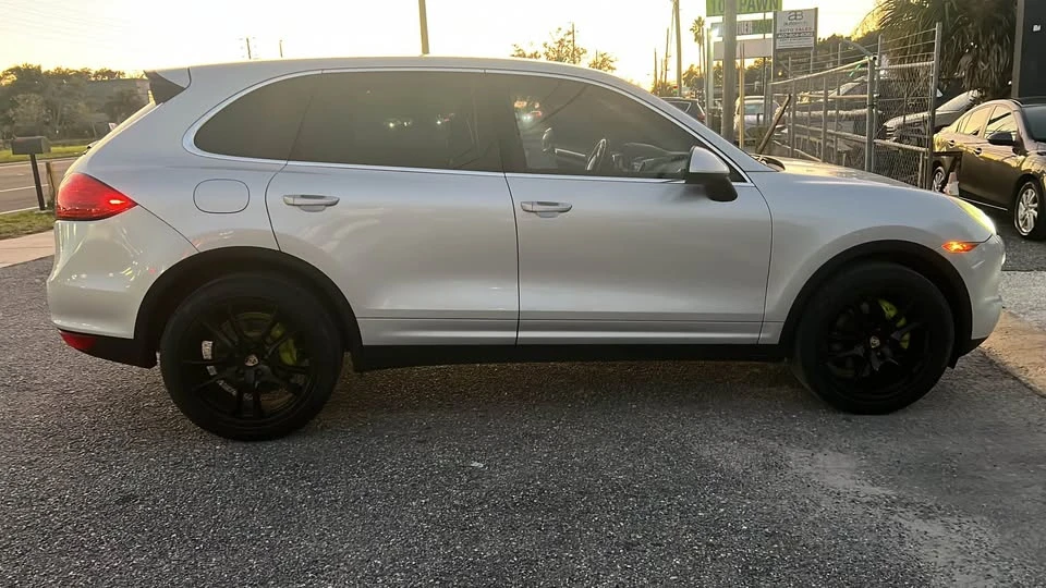 2011 Porsche 958 Cayenne S - Image 2 of 10