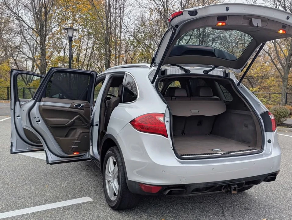 2011 Porsche 958 Cayenne S - Image 10 of 19
