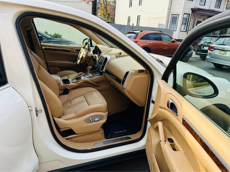 2011 Porsche 958 Cayenne S - Image 12 of 17