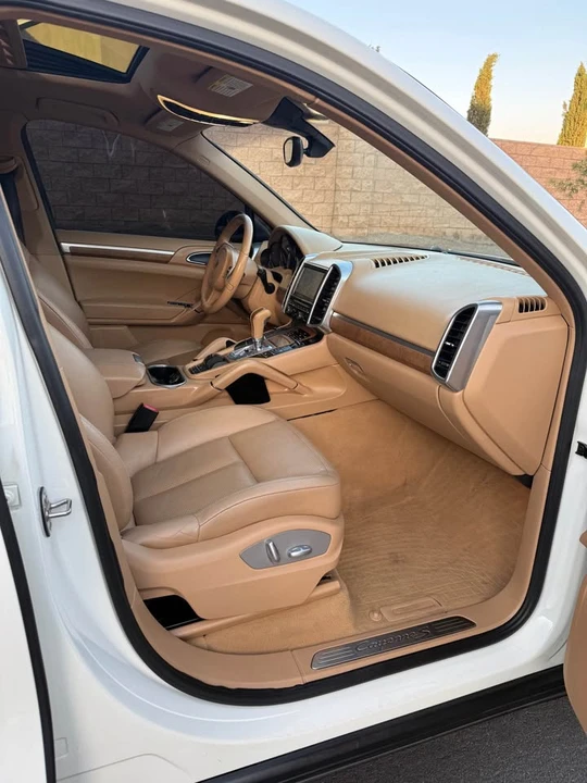 2011 Porsche 958 Cayenne S - Image 11 of 17