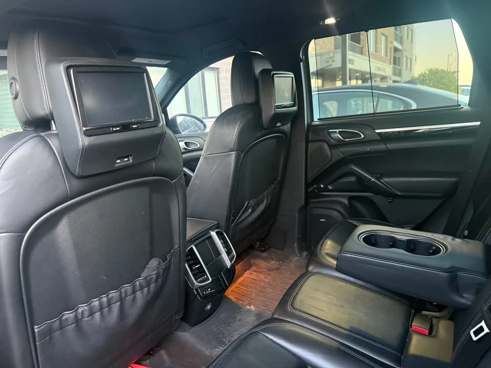2011 Porsche 958 Cayenne S - Image 2 of 9