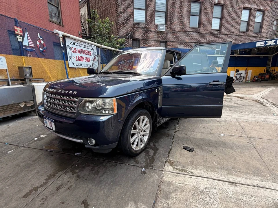2011 Land Rover Range Rover L322 - Image 3 of 17