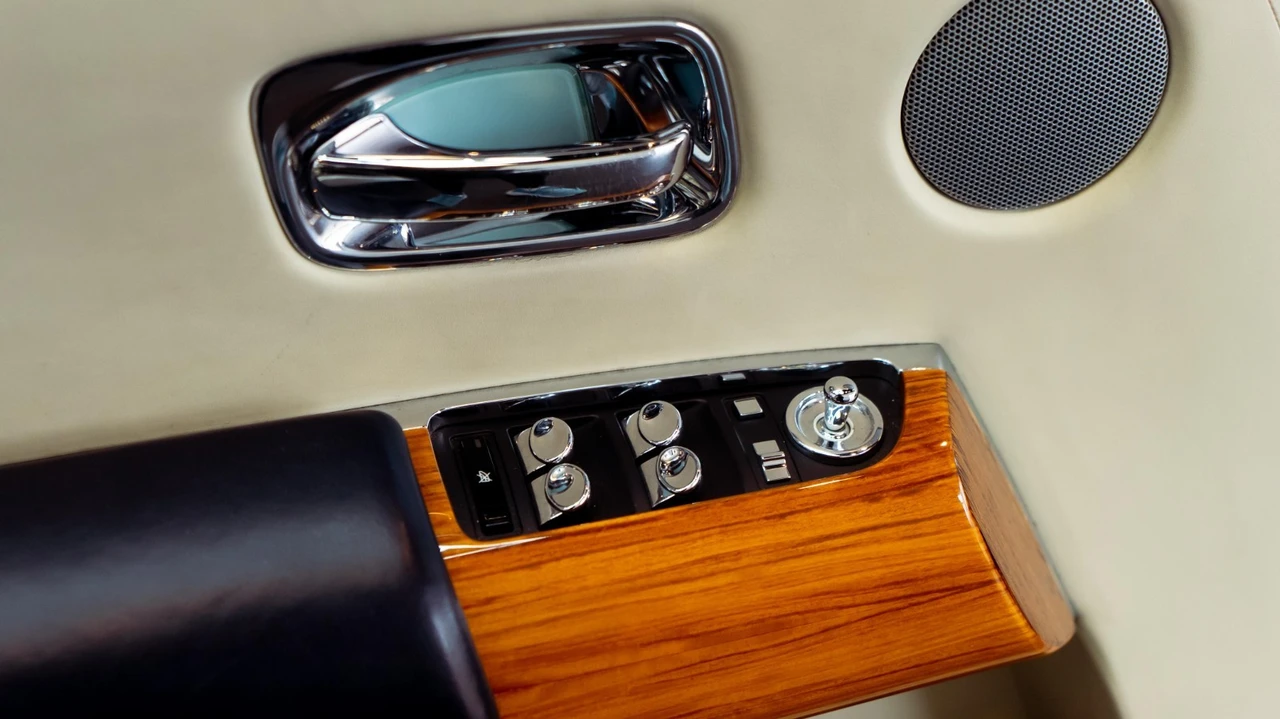 2011 Rolls-Royce Phantom VII - Image 28 of 31