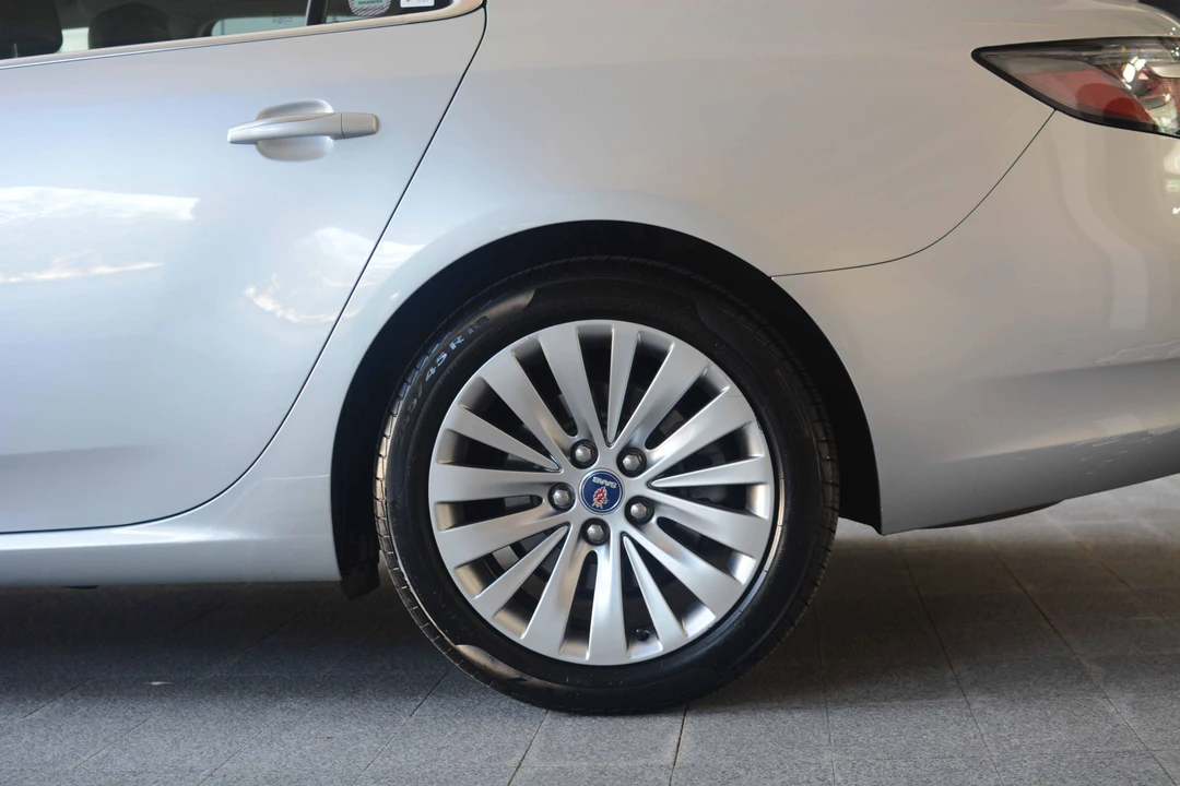 2011 Saab 9-5 2nd Gen - Image 25 of 29