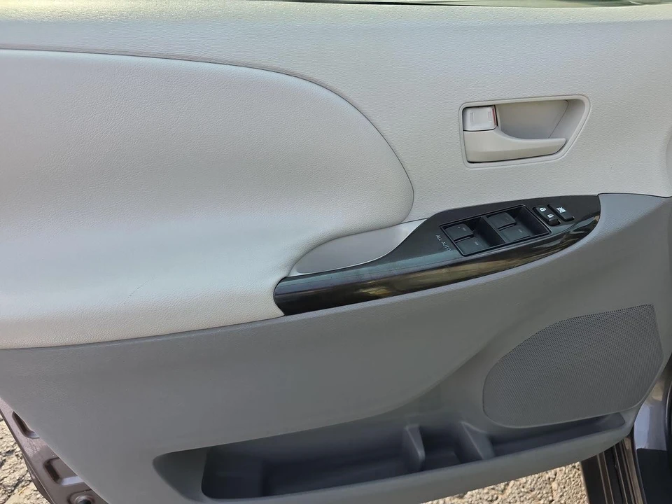 2011 Toyota Sienna 3rd Gen - Image 5 of 21