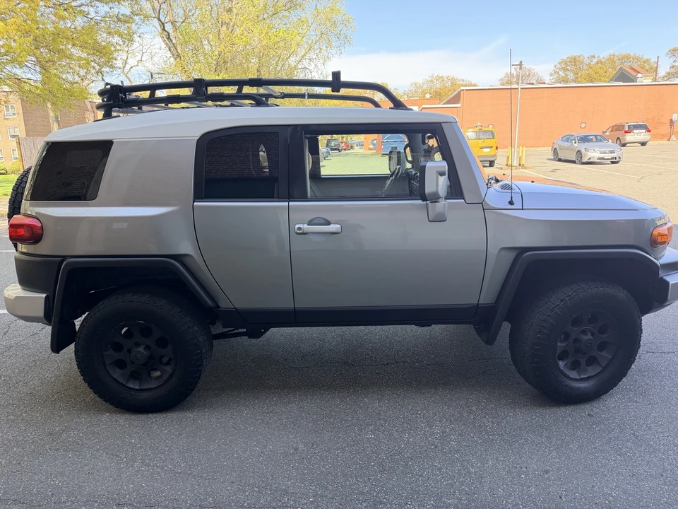 2011 Toyota FJ Cruiser - Image 6 of 31
