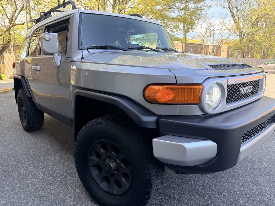 2011 Toyota FJ Cruiser - Image 7 of 31