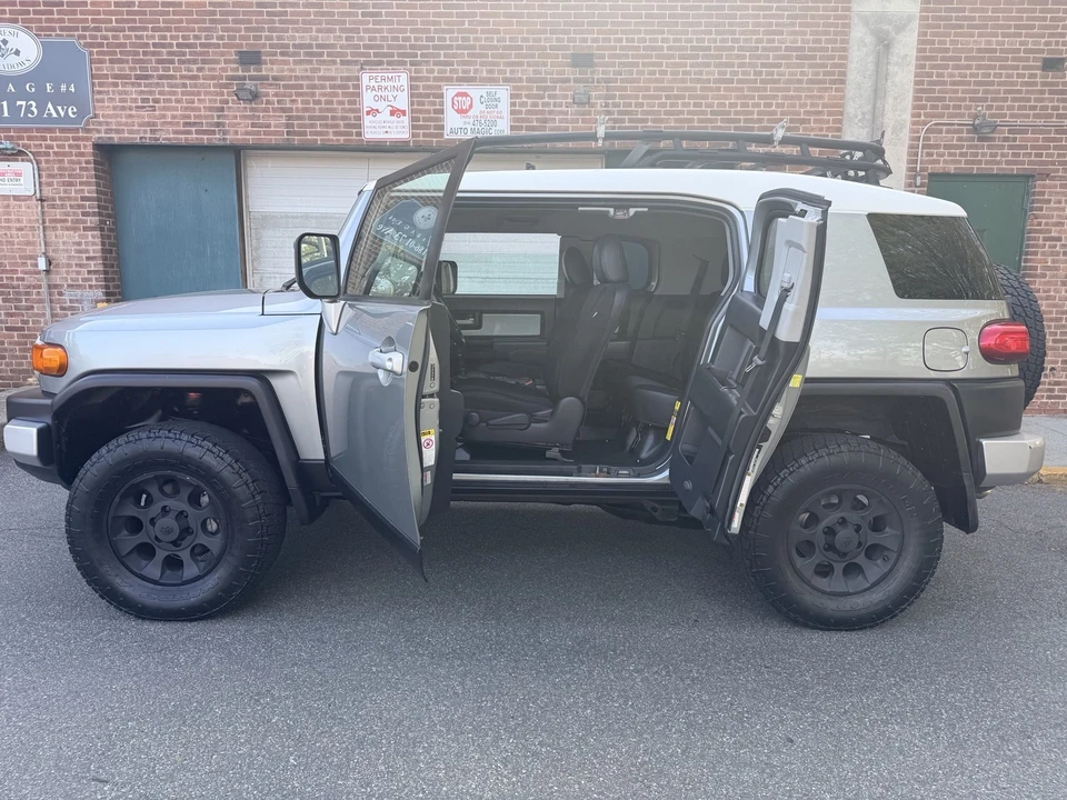 2011 Toyota FJ Cruiser - Image 9 of 31