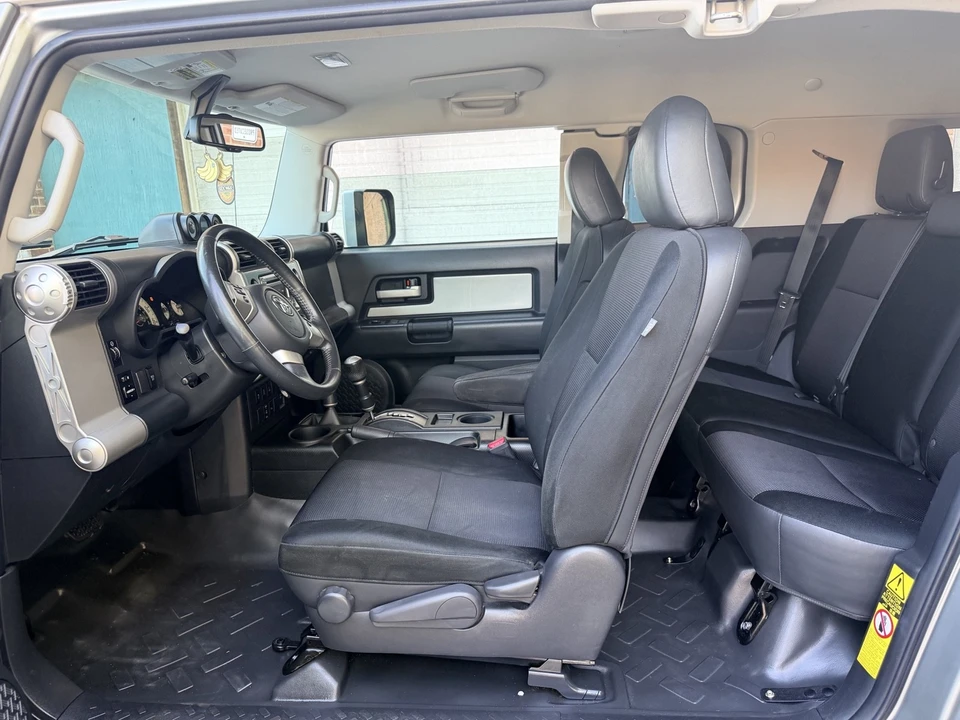 2011 Toyota FJ Cruiser - Image 17 of 31