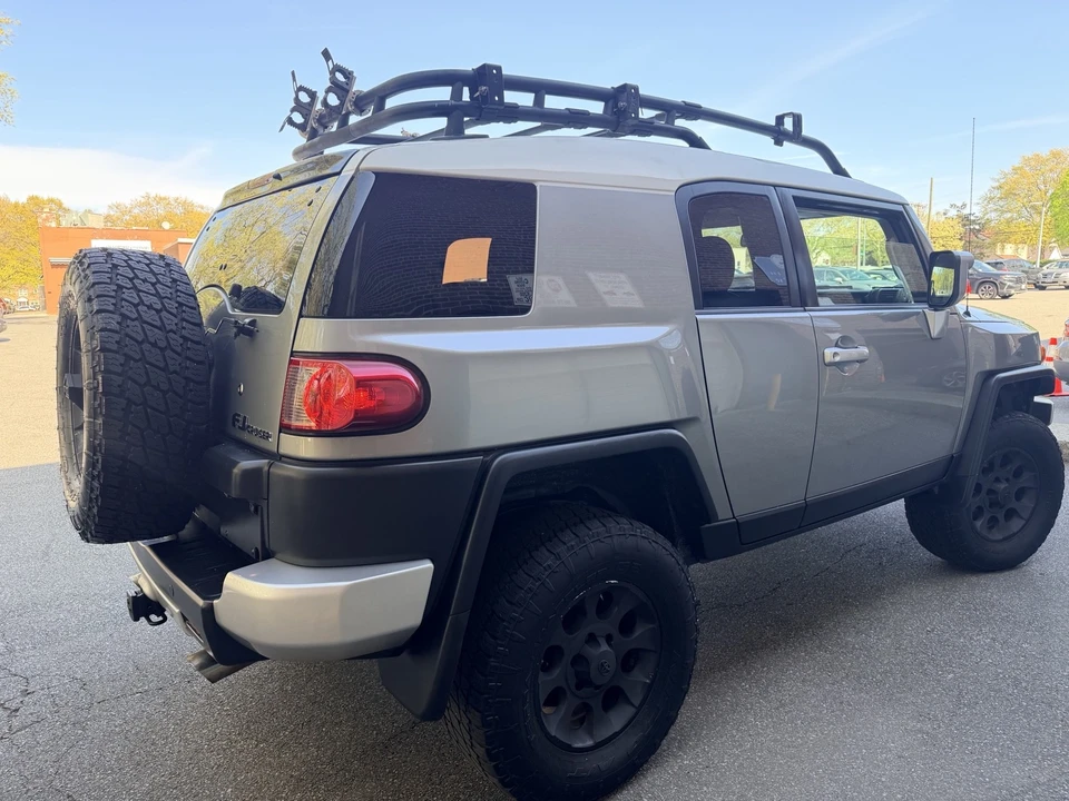 2011 Toyota FJ Cruiser - Image 5 of 31