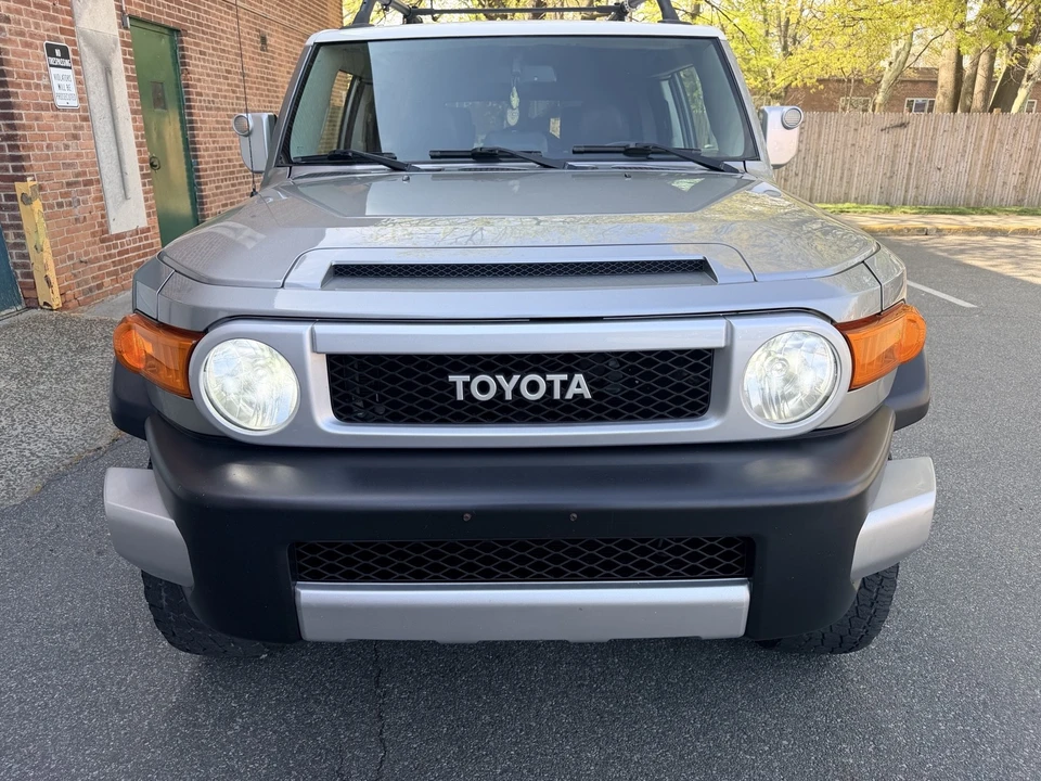 2011 Toyota FJ Cruiser - Image 8 of 31