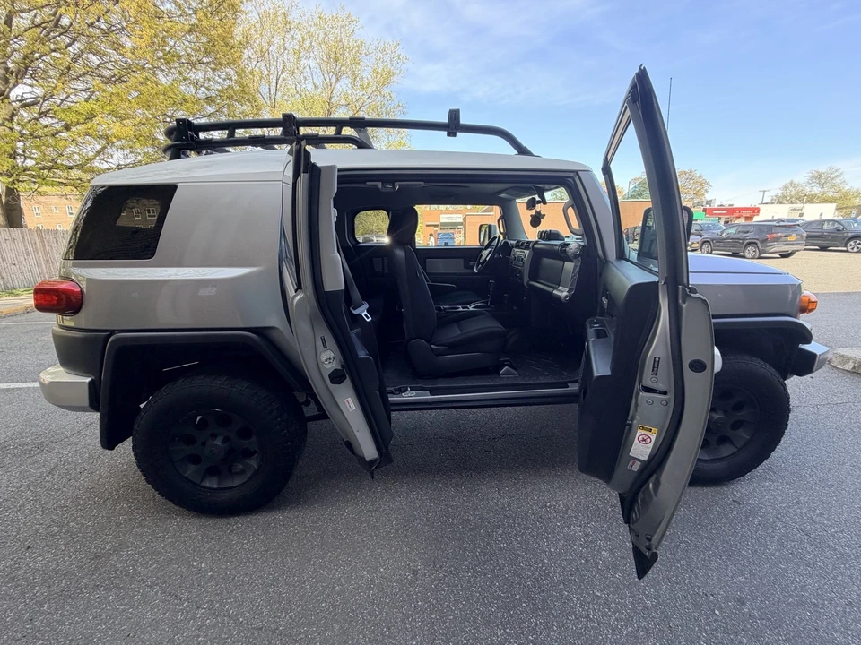 2011 Toyota FJ Cruiser - Image 10 of 31