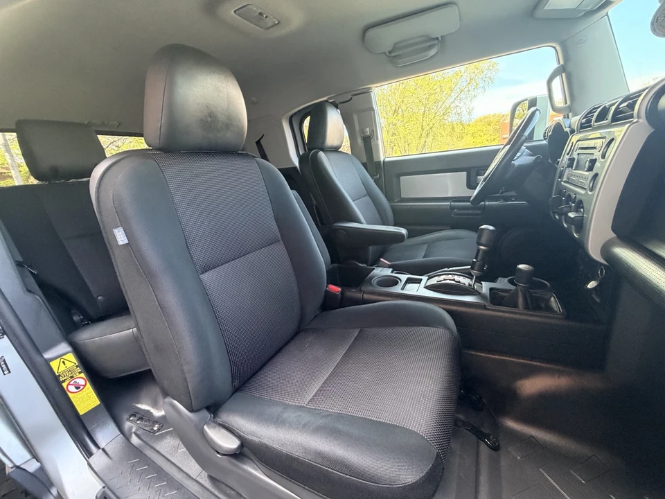 2011 Toyota FJ Cruiser - Image 24 of 31