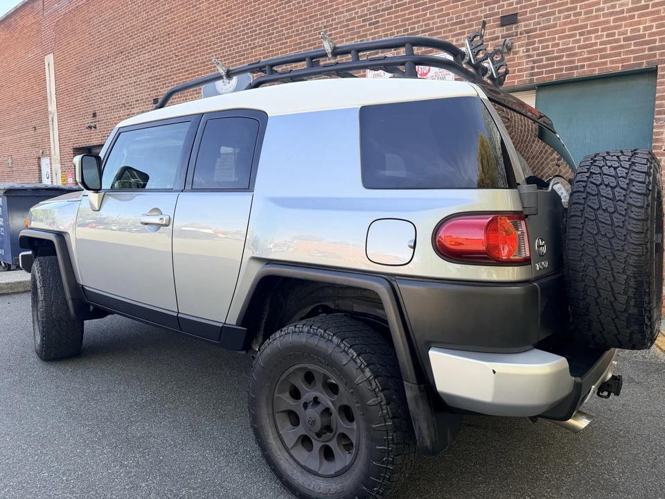 2011 Toyota FJ Cruiser - Image 3 of 31