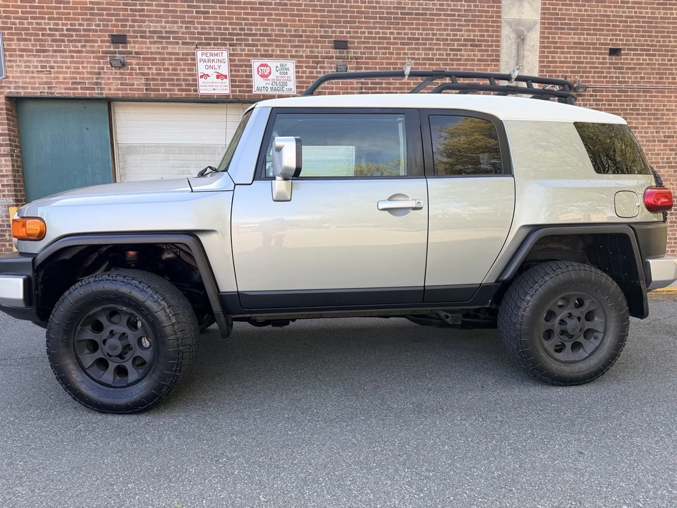 2011 Toyota FJ Cruiser - Image 2 of 31