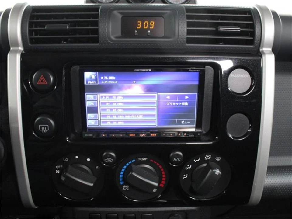 2011 Toyota FJ Cruiser - Image 13 of 31