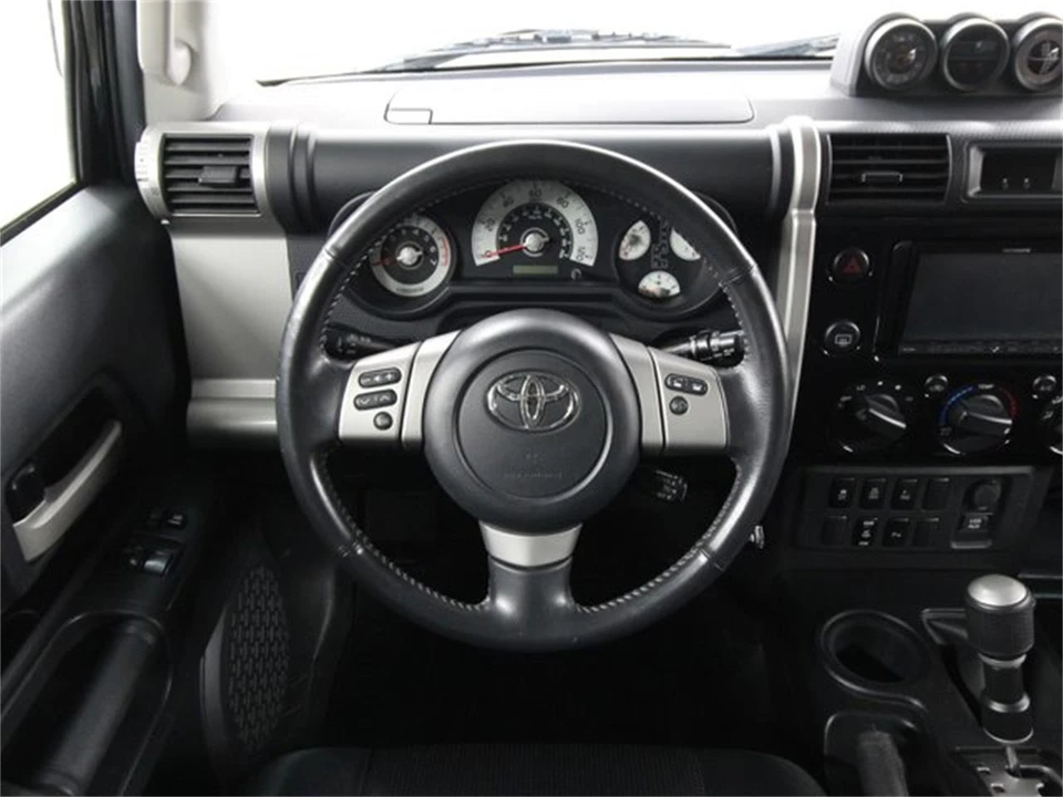 2011 Toyota FJ Cruiser - Image 10 of 31
