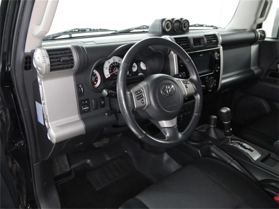 2011 Toyota FJ Cruiser - Image 9 of 31