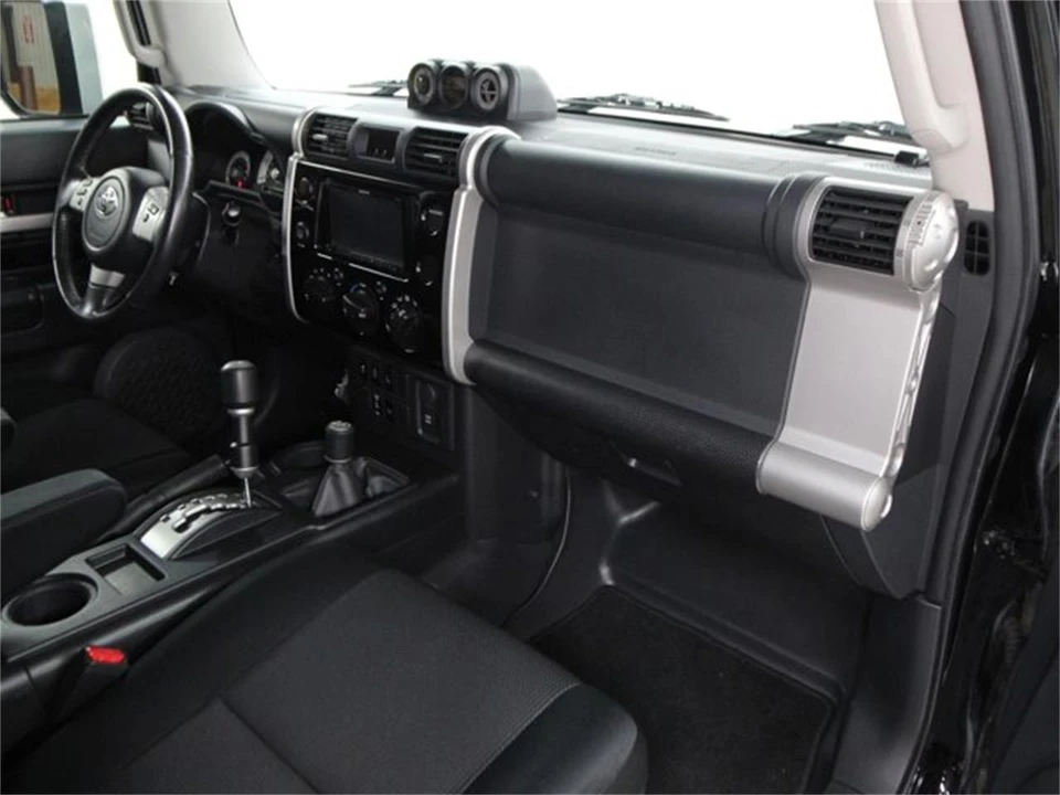 2011 Toyota FJ Cruiser - Image 15 of 31