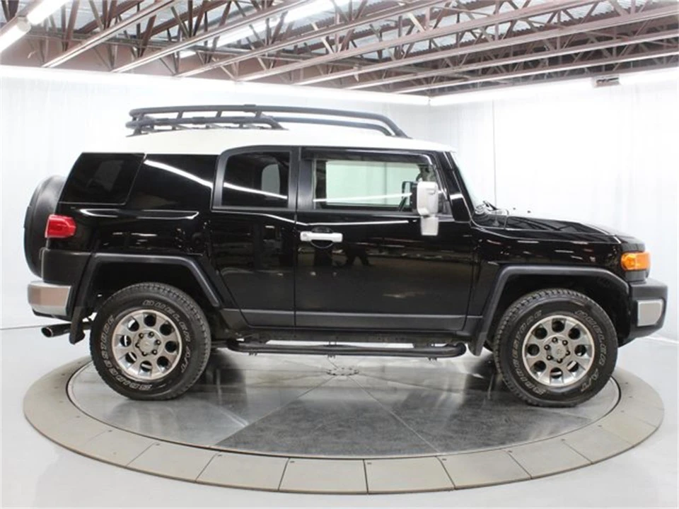 2011 Toyota FJ Cruiser - Image 8 of 31