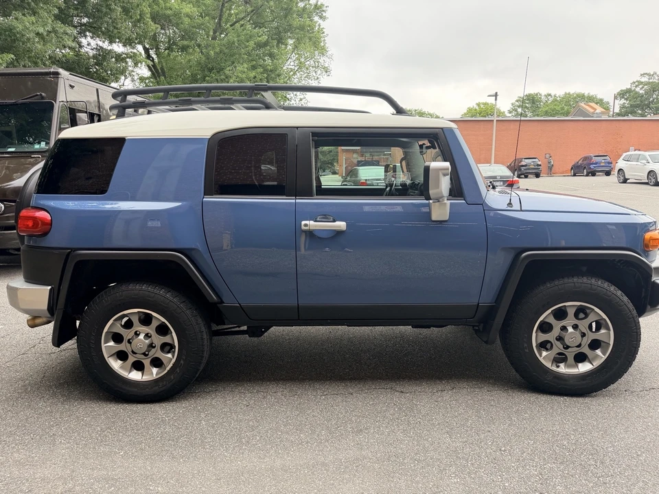 2011 Toyota FJ Cruiser - Image 6 of 30