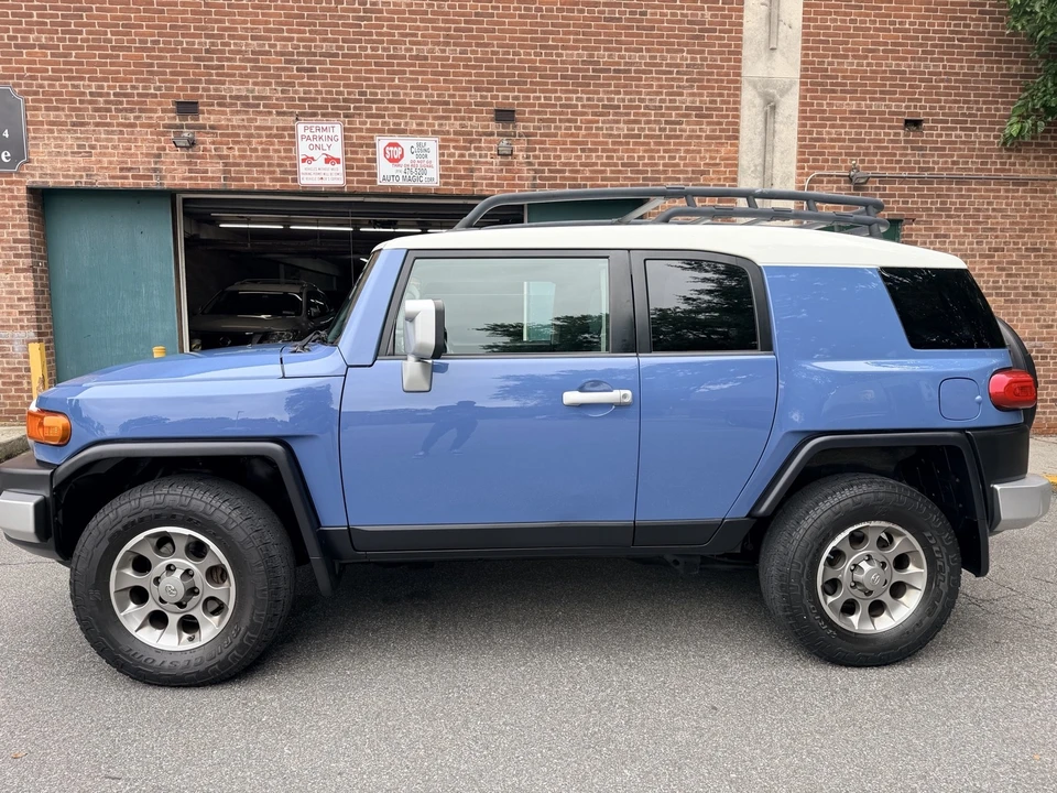 2011 Toyota FJ Cruiser - Image 2 of 30