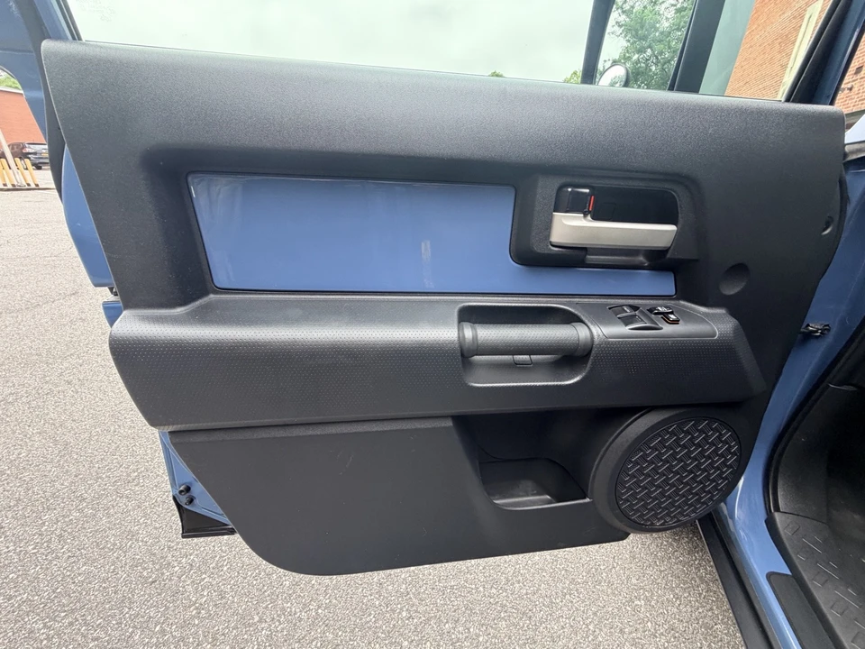 2011 Toyota FJ Cruiser - Image 26 of 30
