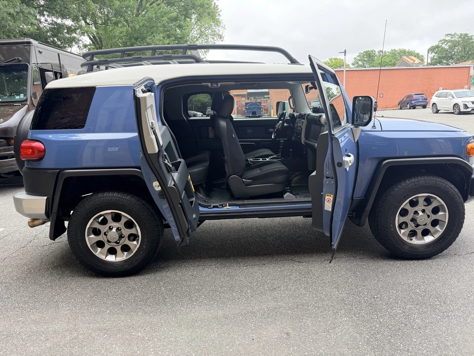 2011 Toyota FJ Cruiser - Image 10 of 30